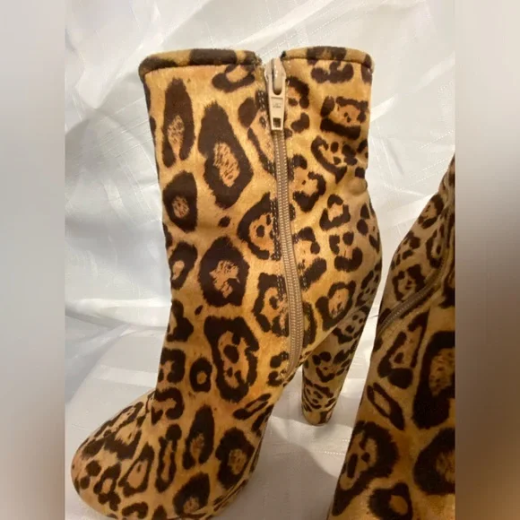 Leopard Platform Ankle Boots. Faux fur lining. Inside side zipper. Size 8 - Picture 3 of 8